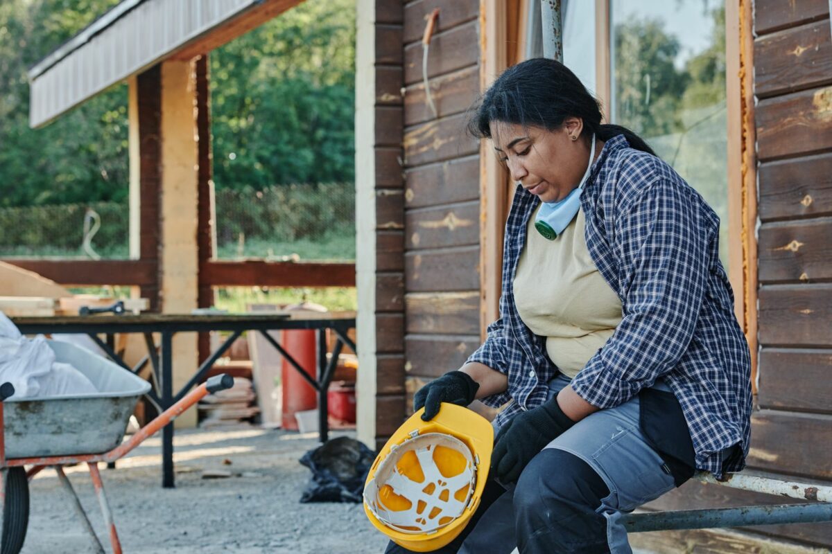 Ouvrier en casque de chantier faisant une pause à l’extérieur pendant un épisode de forte chaleur