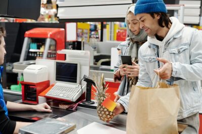 À Pérols, la « Journée du sourire » d&rsquo;Auchan passe mal : les clients invités à noter les salariés