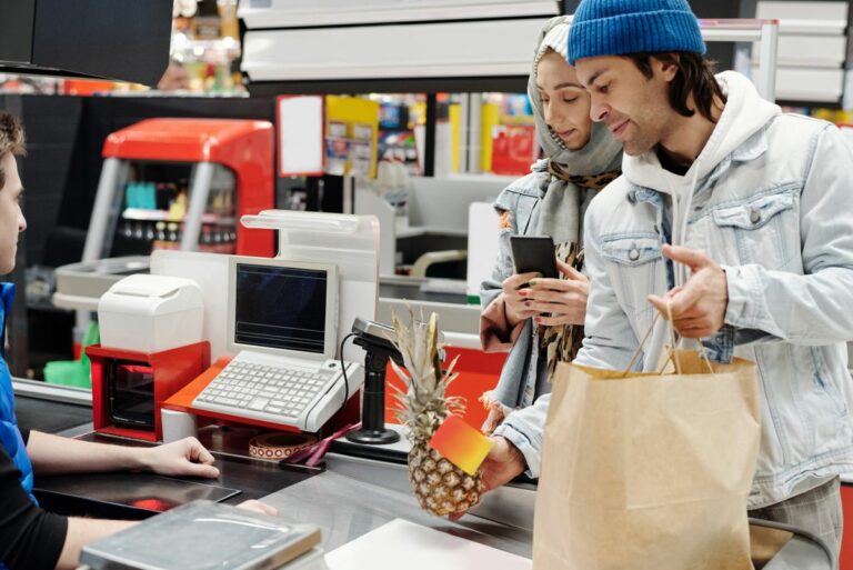 À Pérols, la « Journée du sourire » d&rsquo;Auchan passe mal : les clients invités à noter les salariés
